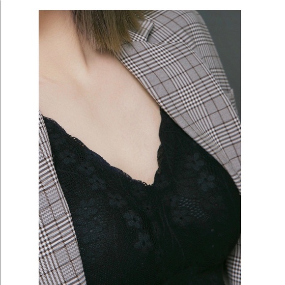 Black lace camisole with build in wireless bra set - Picture 4 of 9